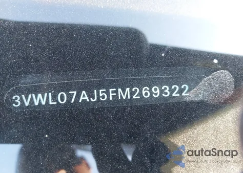 2015 Volkswagen Jetta 1.8T Sel z USA, uszkodzony, nr VIN 3VWL07AJ5FM269322